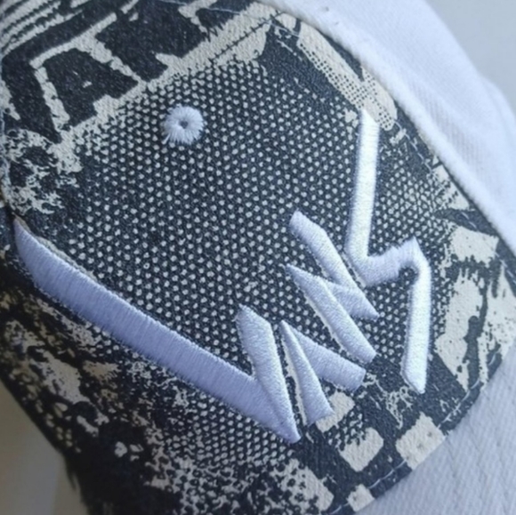 Vans 'off the wall' white and black flex fit hat Small/medium graffiti vans hat - Picture 14 of 15